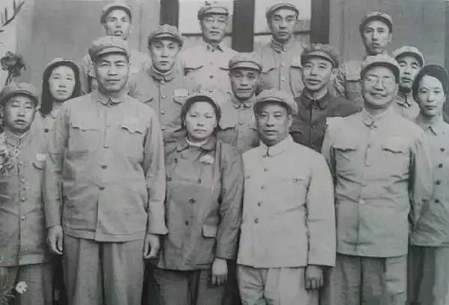 1952年9月,贺炳炎与夫人姜平夫妇(前排左四.