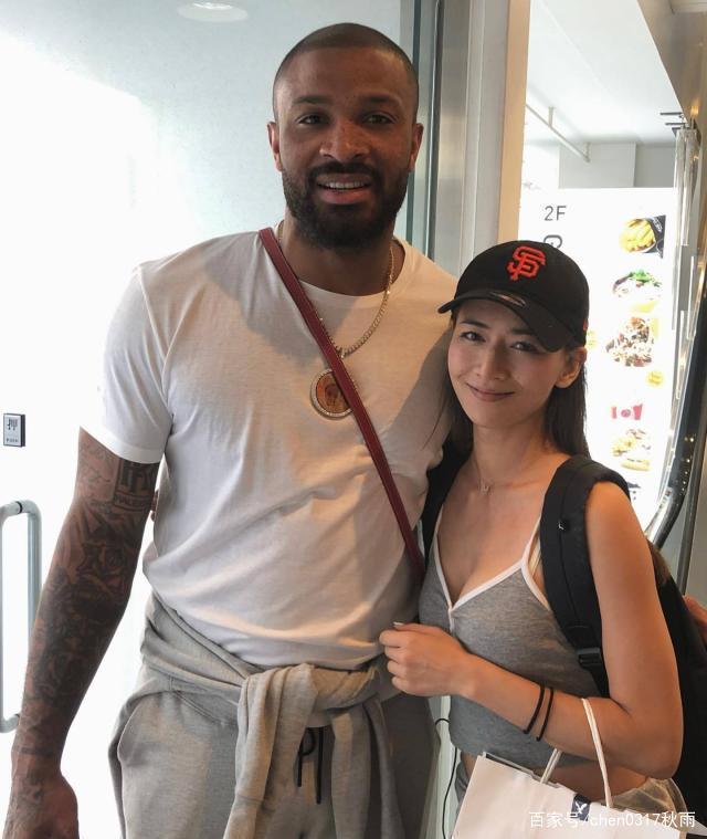 这就是小鸟依人吗#美女# 为什么她们宁愿和身材高大的黑人交往也看不