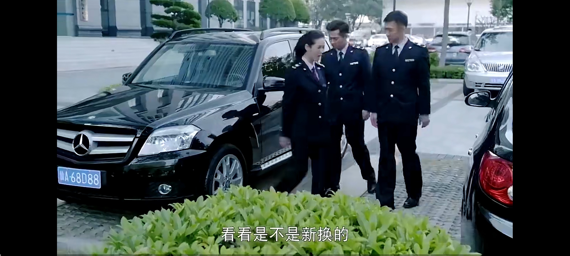 有个女司机开车的时候感觉车有点不对劲,就把