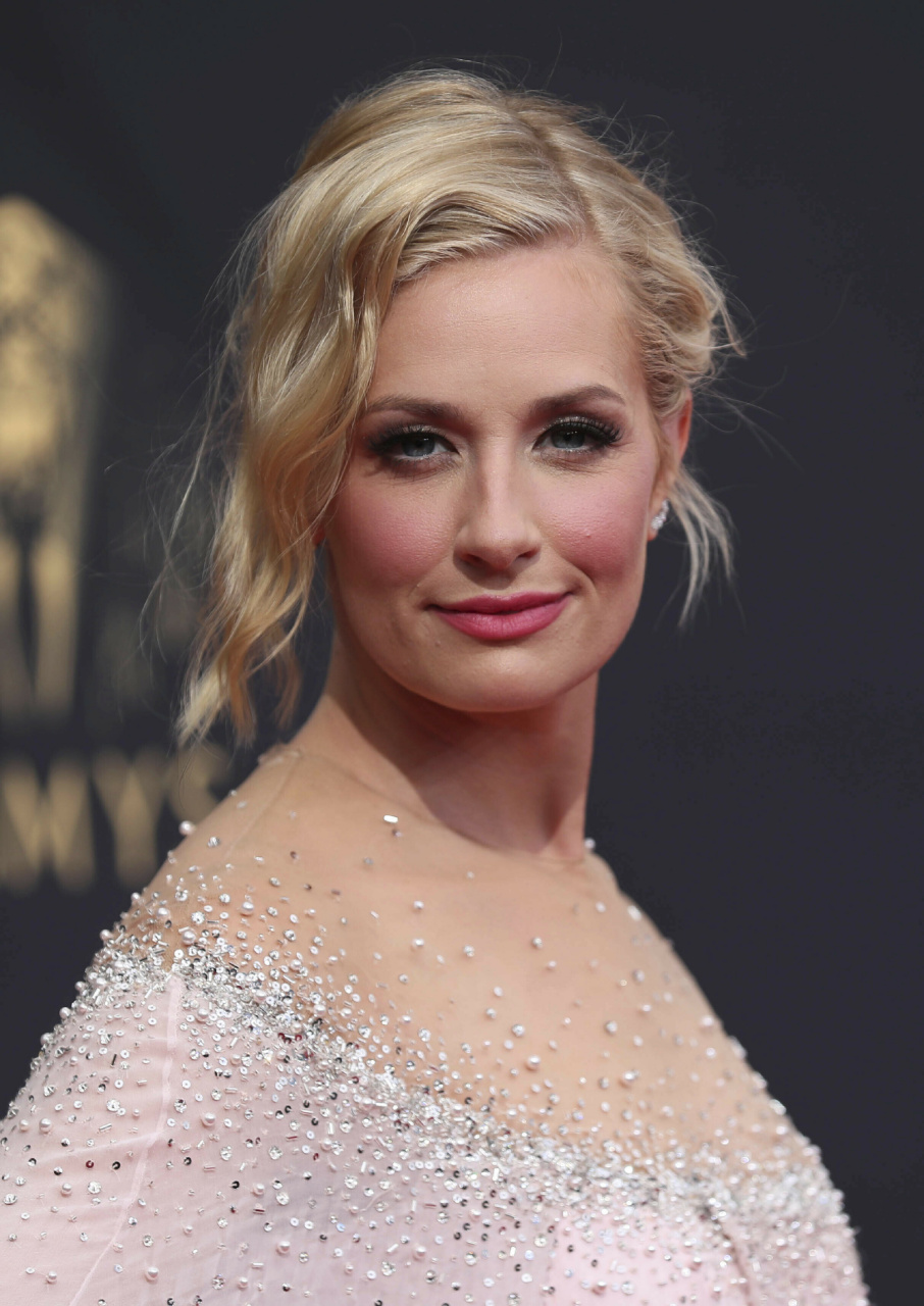 贝丝·比厄,又粉又仙.