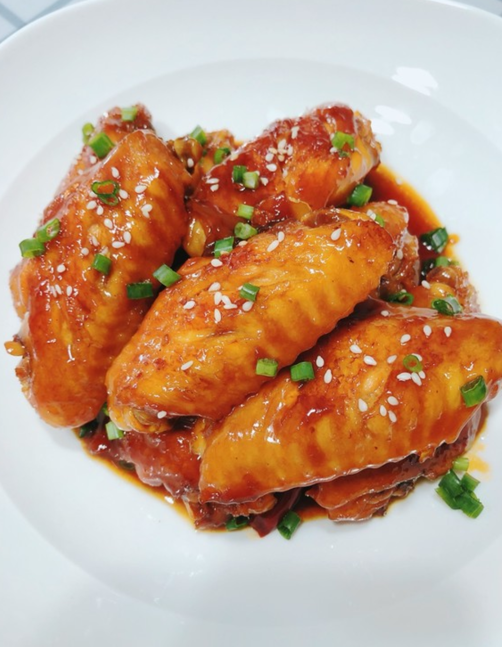 红烧鸡翅的做法         红烧鸡翅,是一道色香味俱佳的经典中式菜肴