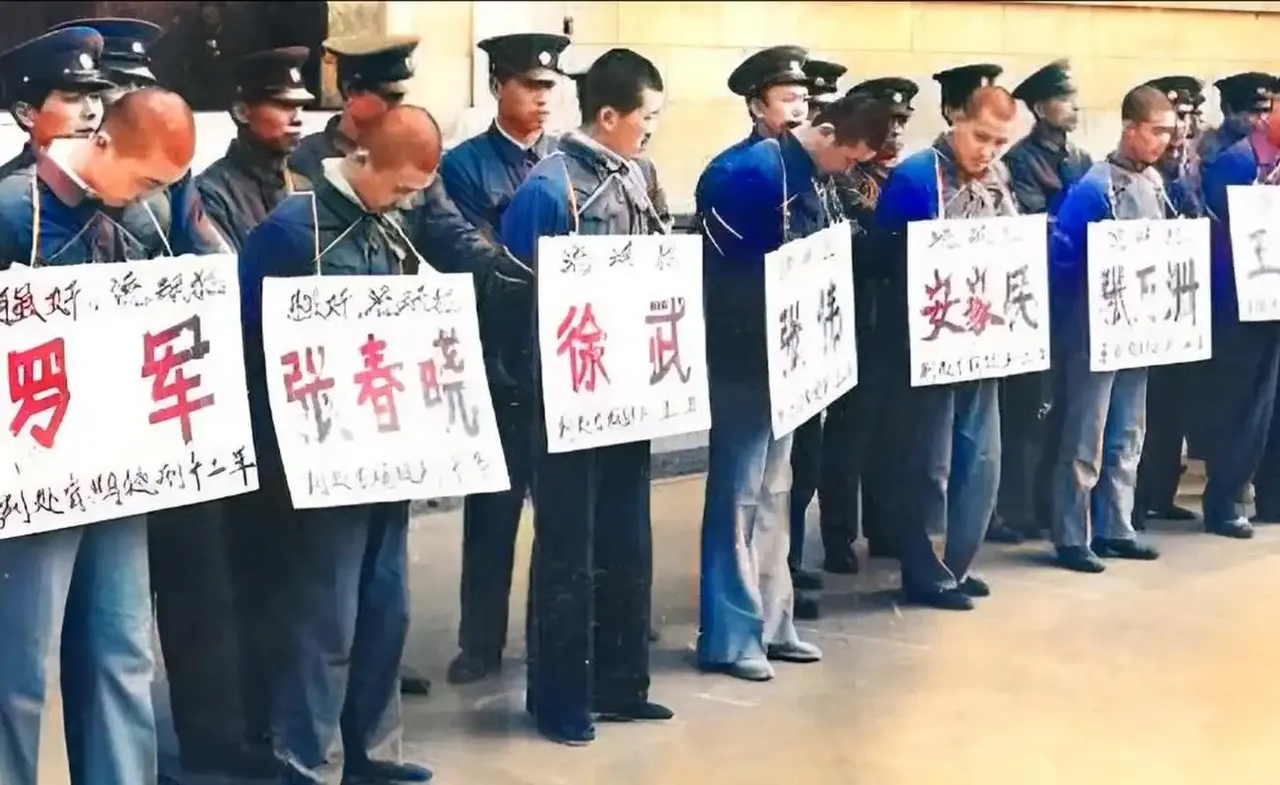 1983年,唐山一帮小混混,将解放军砍成重伤,2个月后50人被枪毙