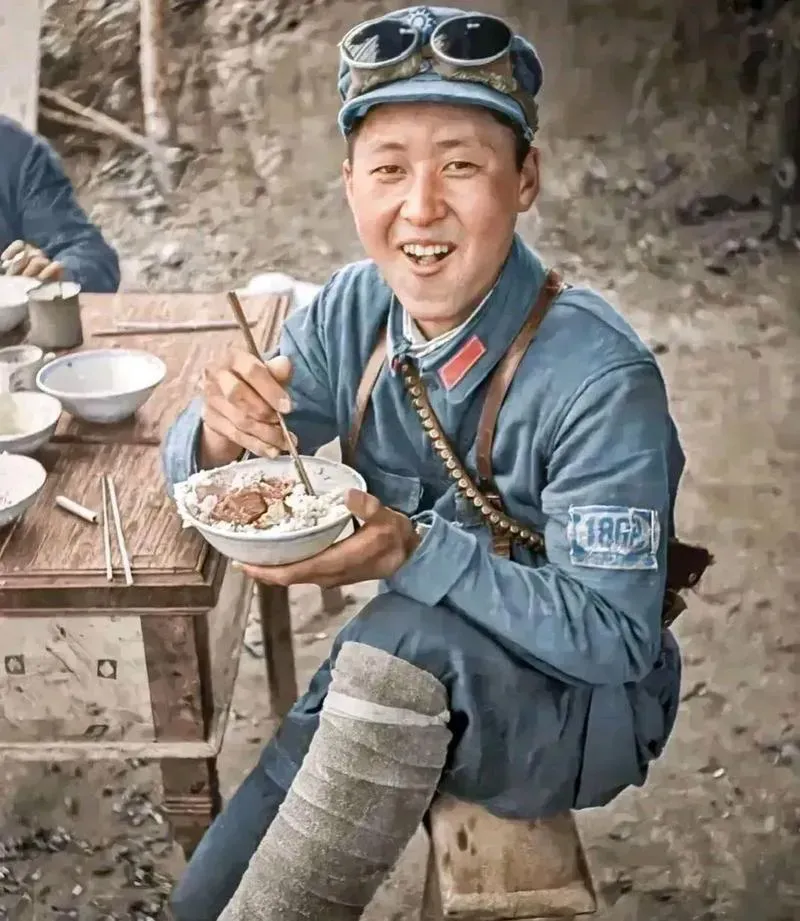 正在吃午餐的八路军战士,他满脸笑容面对着镜头,在当时物资匮乏的年代