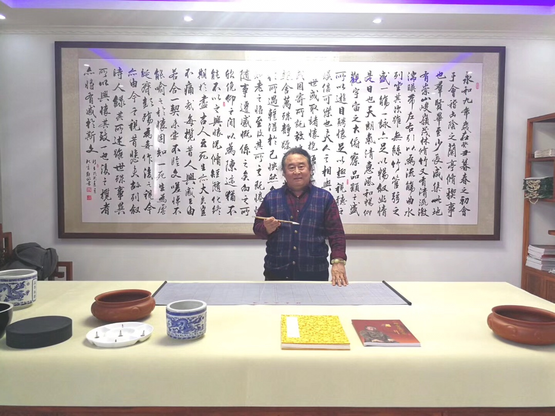 观山作为集雅斋签约书法家,以四字书法展现深厚艺术造诣