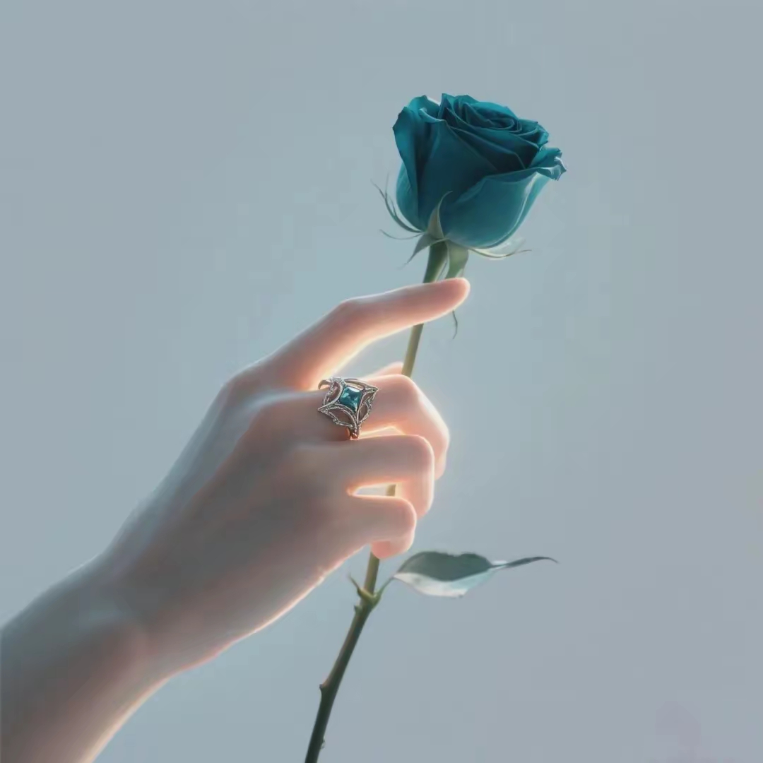 手戴钻戒还拿着一朵玫瑰花,这是求婚成功的象征吗?