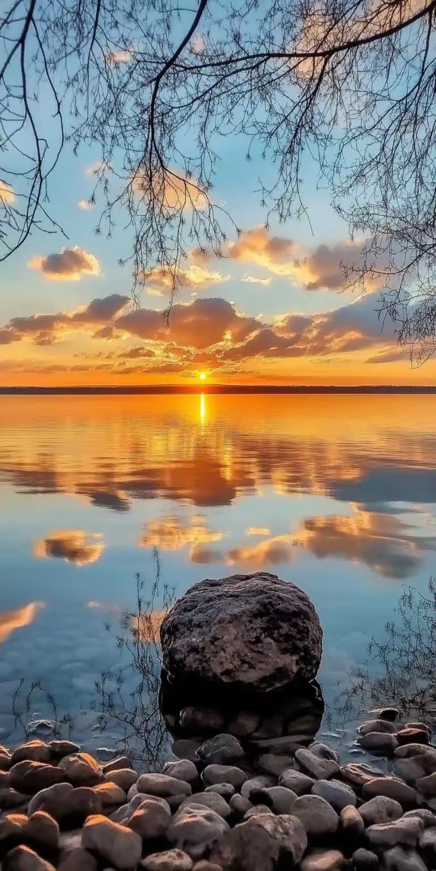 落日余晖中,我独自坐在湖边,感受着宁静与温暖