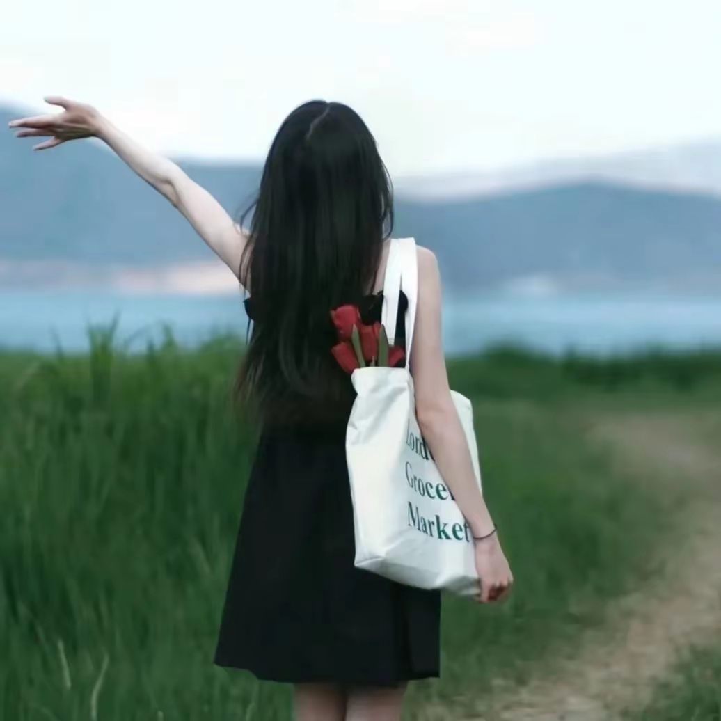 美女背景微信头条图片,小姑娘休闲背景的景色图片,做壁纸手机锁屏背景