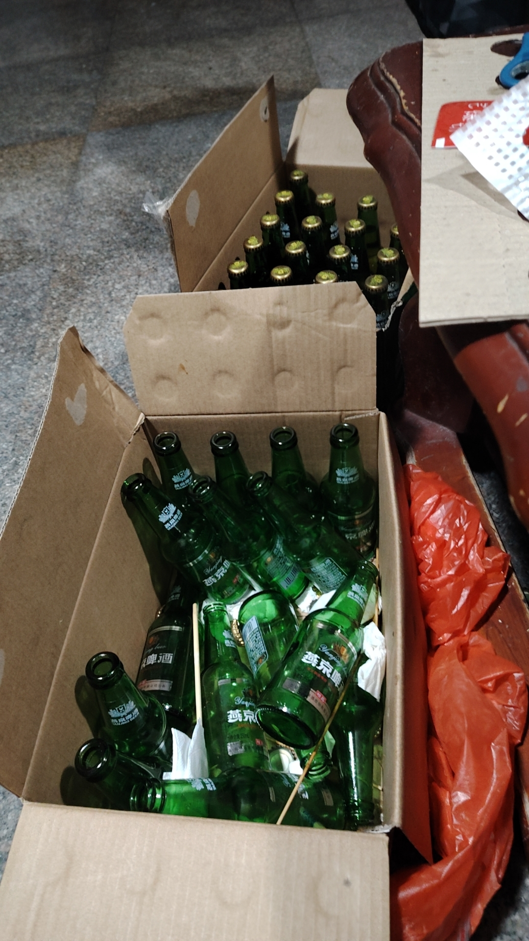 青岛啤酒瓶整齐地排列着,深绿色的瓶身在阳光下泛着微微的光