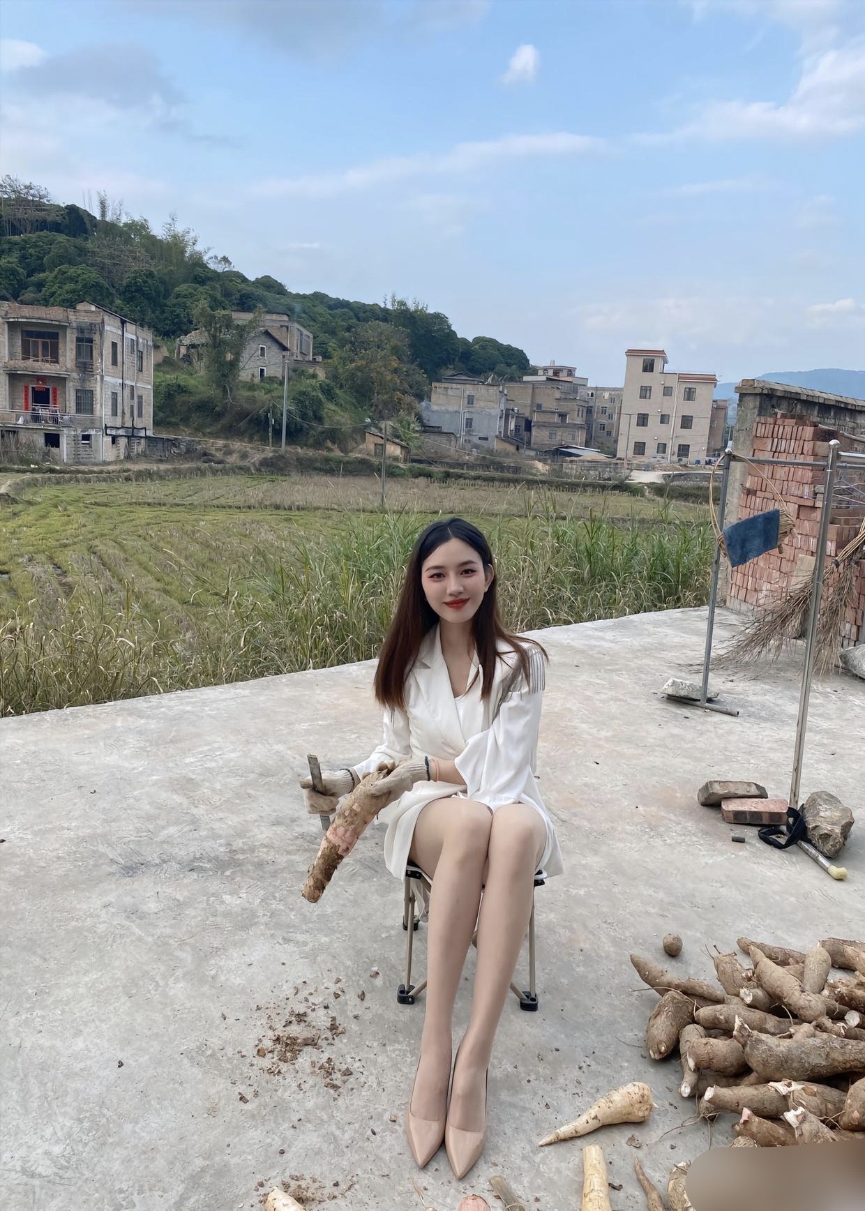 白衣飘飘,如仙子降临人间,浅色裙子随风轻摆,高跟鞋点缀着她的优雅