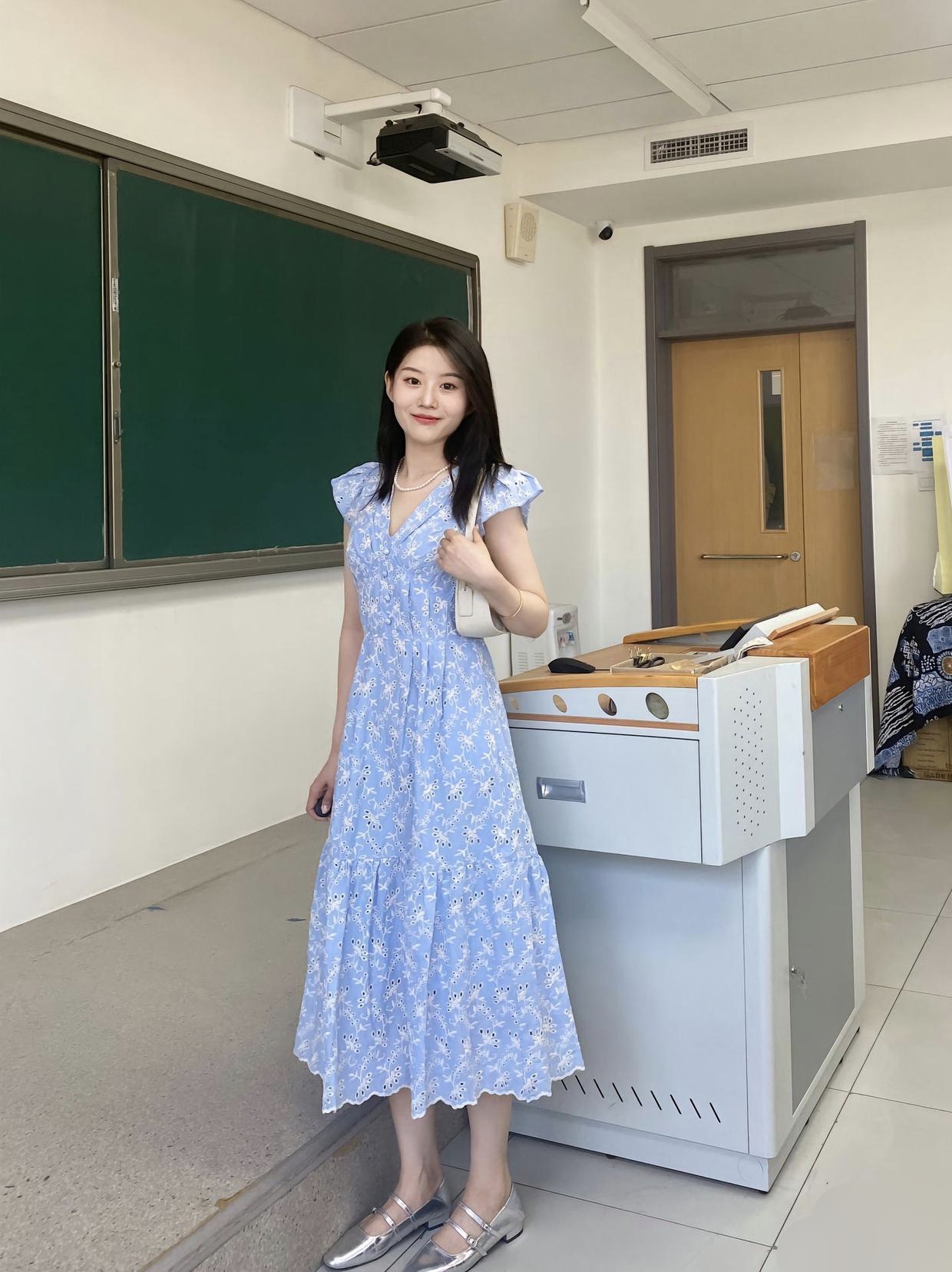 银色耳环与手链闪耀,如同我心中的小确幸