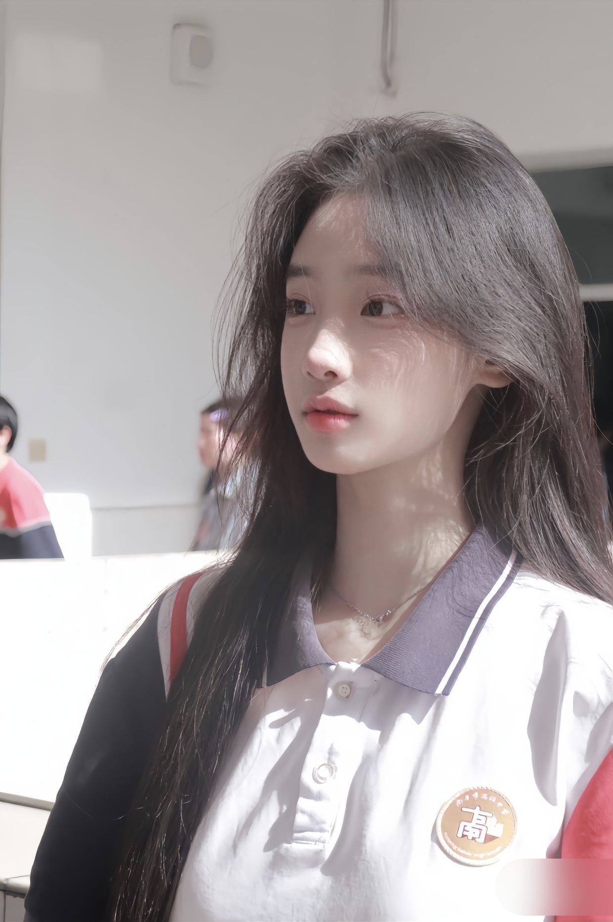 黑发如墨,徽章闪耀,目光悠远,仿佛穿透岁月的长河