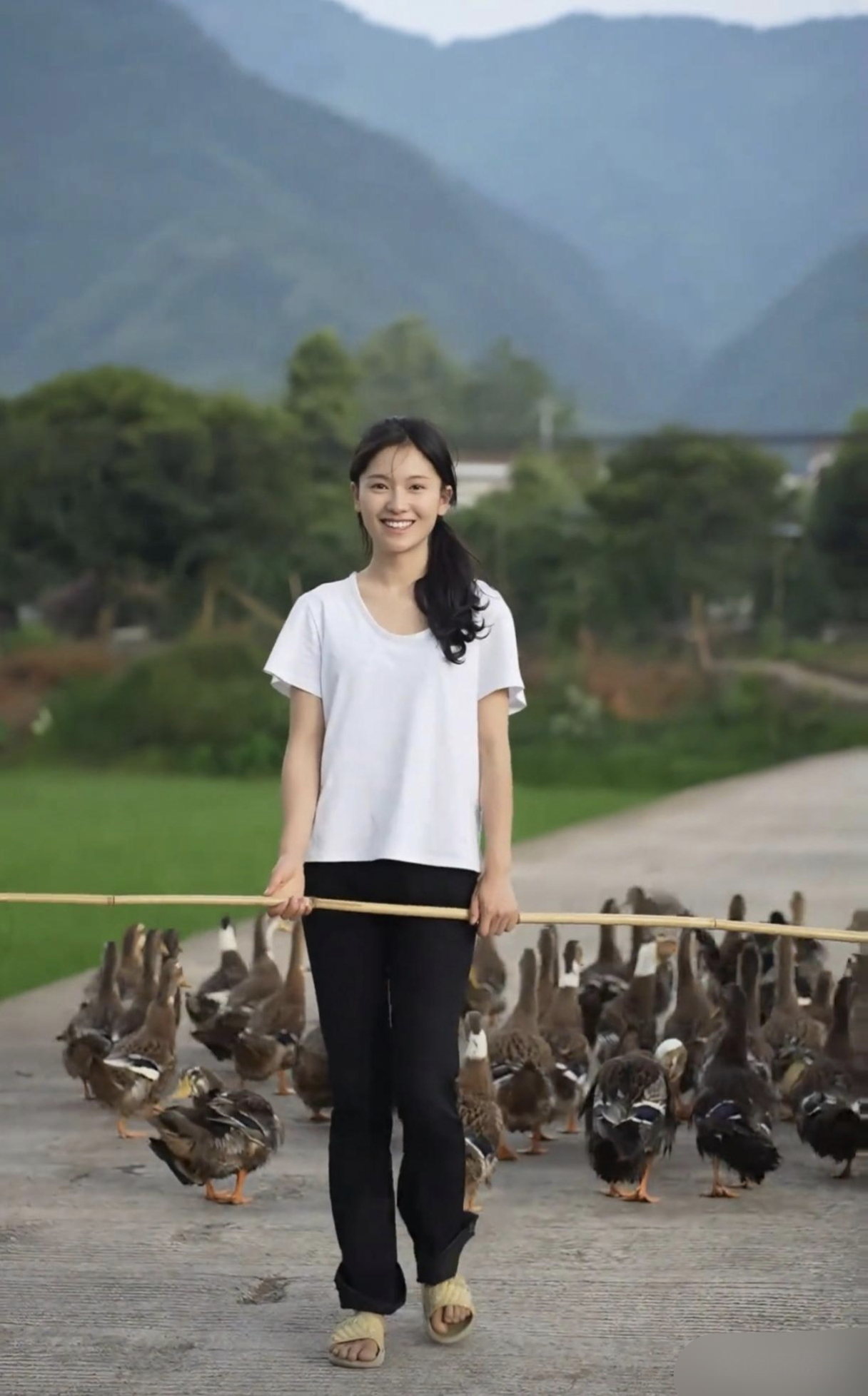 她,黑发披肩,微笑如花,心情如诗般美好