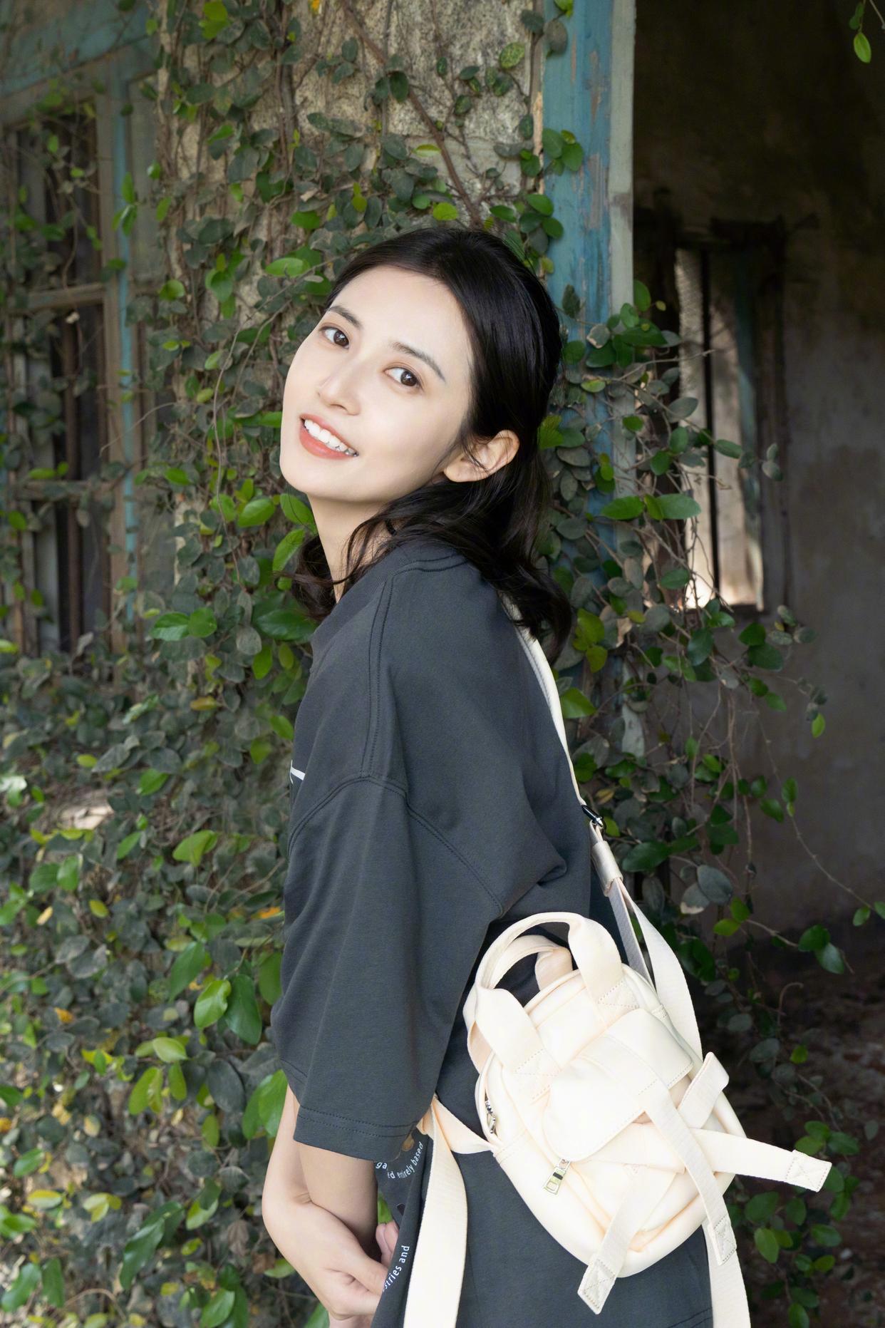 裙上花卉图案,犹如春之信使,悄然绽放,散发出无尽的生机与活力