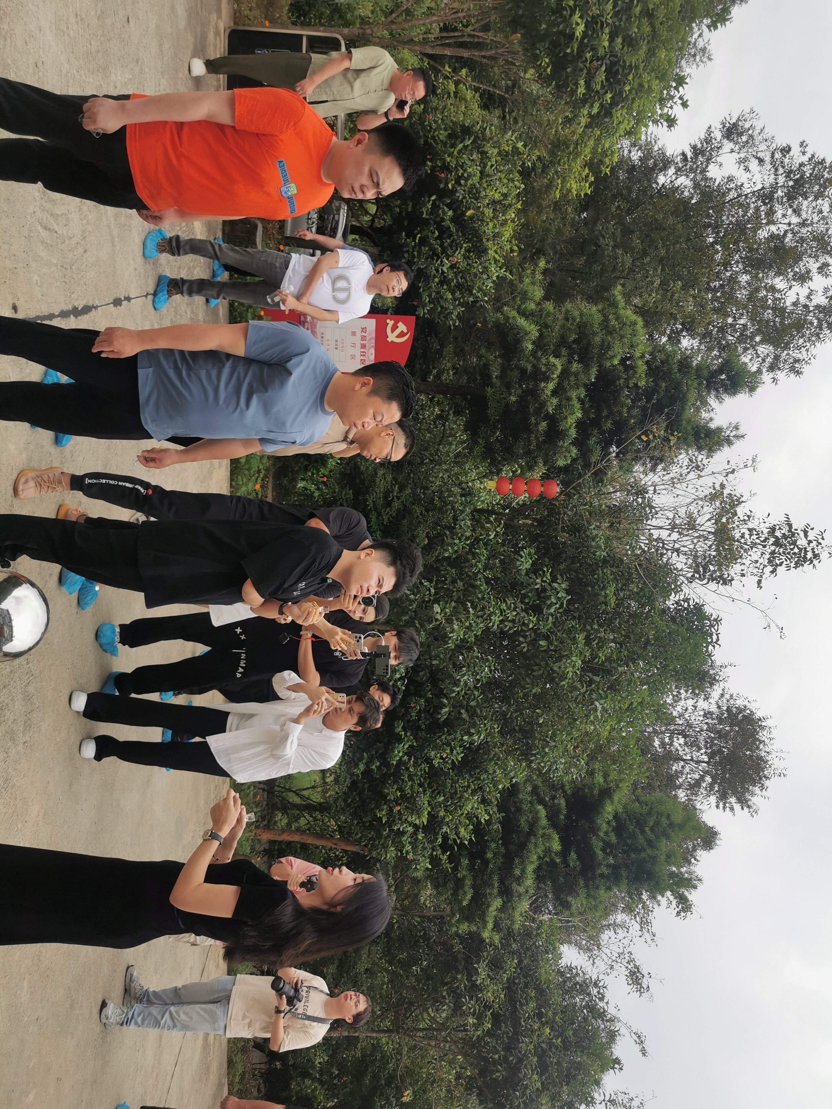 5月19日,莆田籍网红林熙先生携团队成员走进福建华安二宜楼酒厂参观二