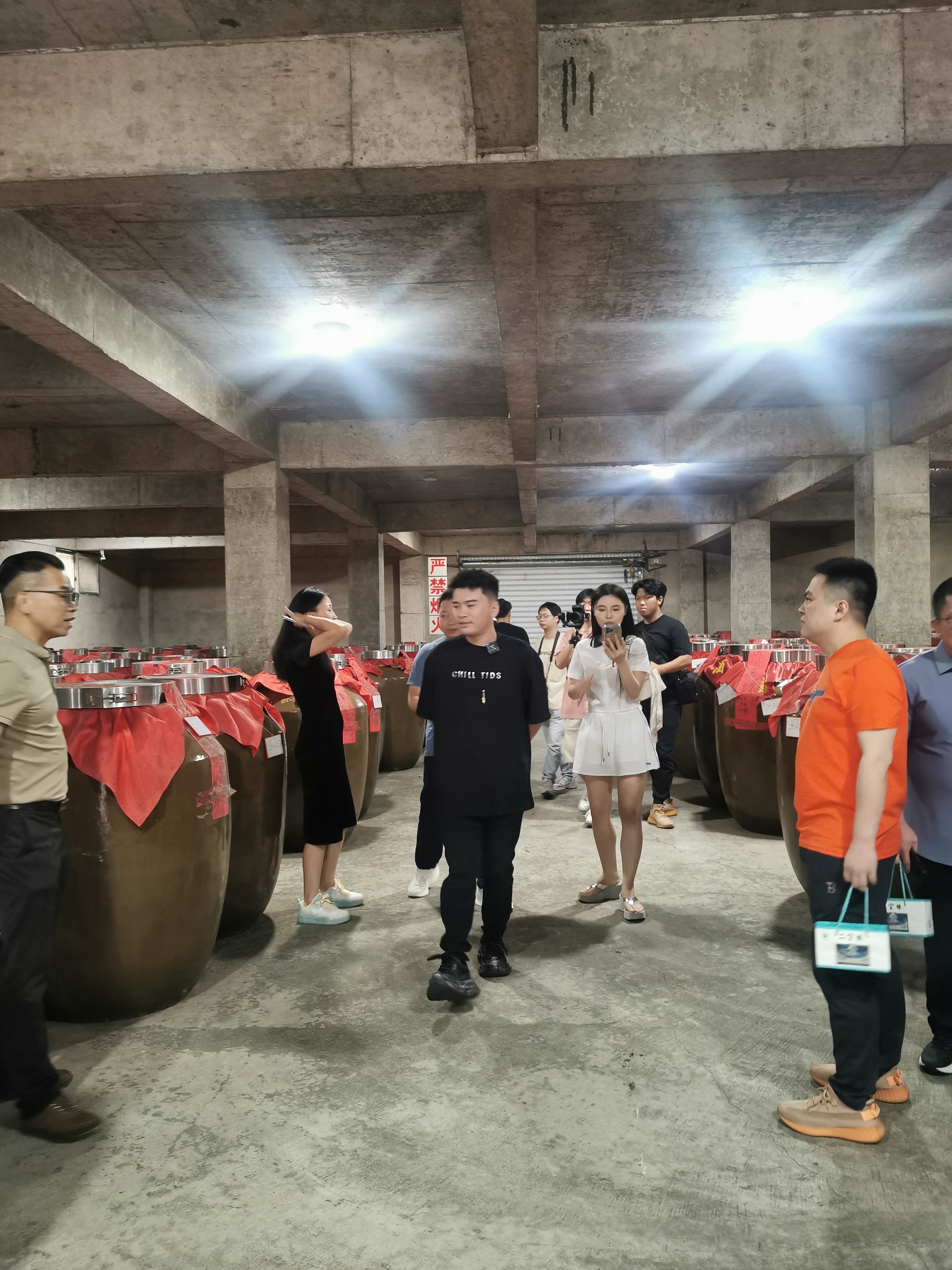 5月19日,莆田籍网红林熙先生携团队成员走进福建华安二宜楼酒厂参观二