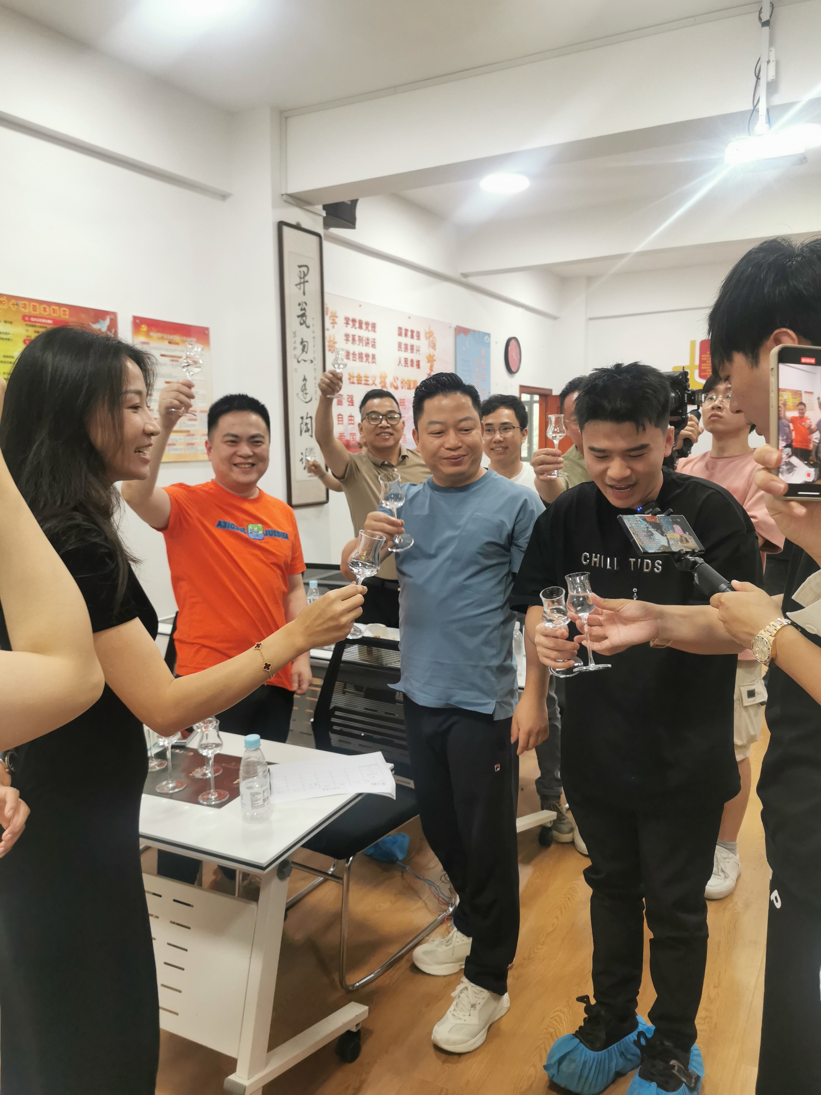 5月19日,莆田籍网红林熙先生携团队成员走进福建华安二宜楼酒厂参观二