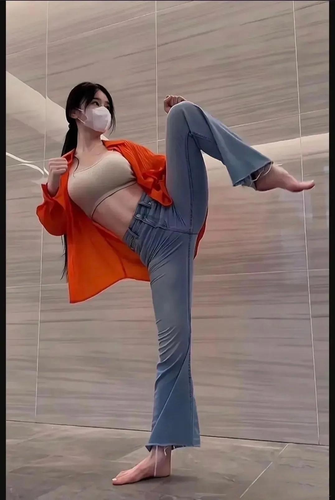 外在招式刚柔并济,尽显力量之美;内在心境沉稳平和,散发独特气质.