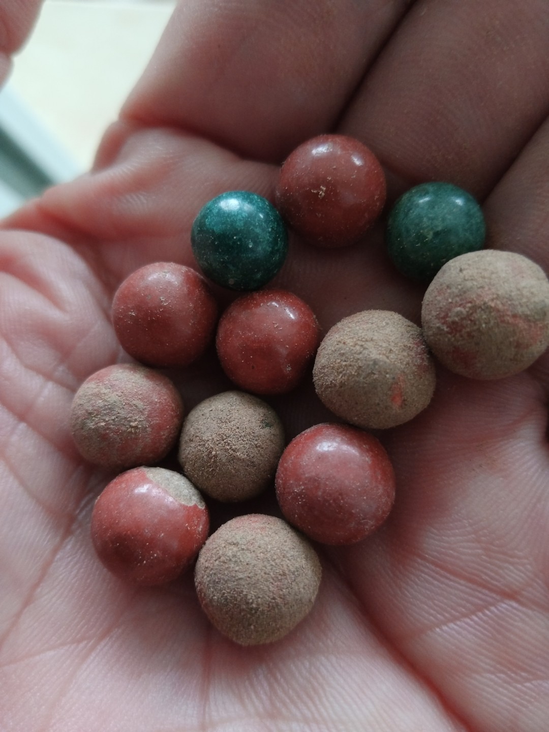 古代炼制的丹药,实物如图,还有几颗绿色的,这种应该没几个人有吧