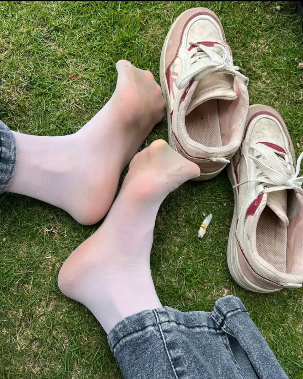 臭袜子# #丝袜# #美脚#  这双运动鞋真好看,还有这双白色丝袜美腿