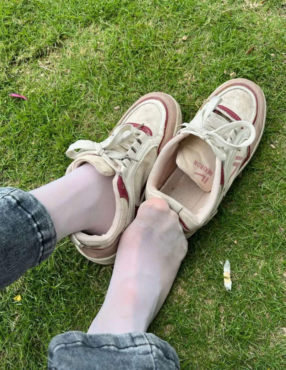 臭袜子# #丝袜# #美脚#  这双运动鞋真好看,还有这双白色丝袜美腿