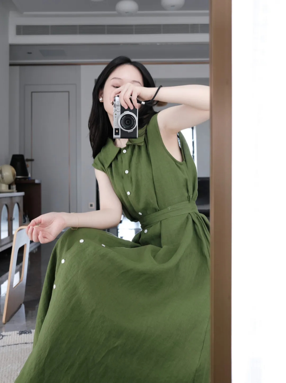 旧的绿色衬衫连衣裙穿对了也很高级,搭配上大波浪卷发造型,显得又飒又