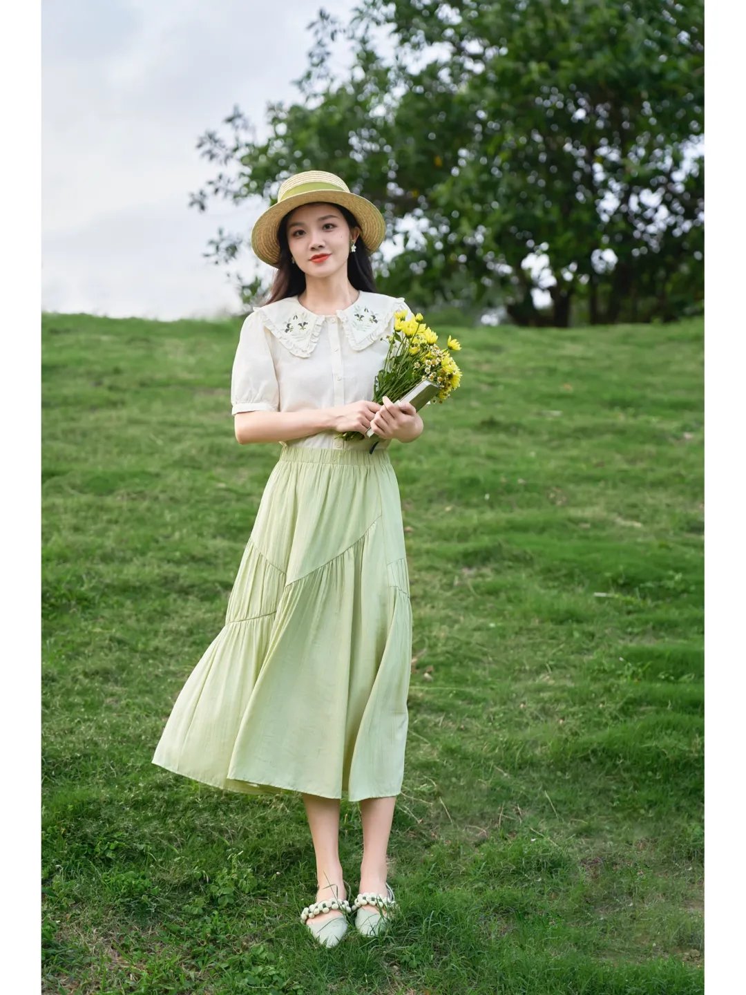 可以选择一件娃娃领的衬衫,上衣搭配上绿色的散装半身裙,再加上翌款