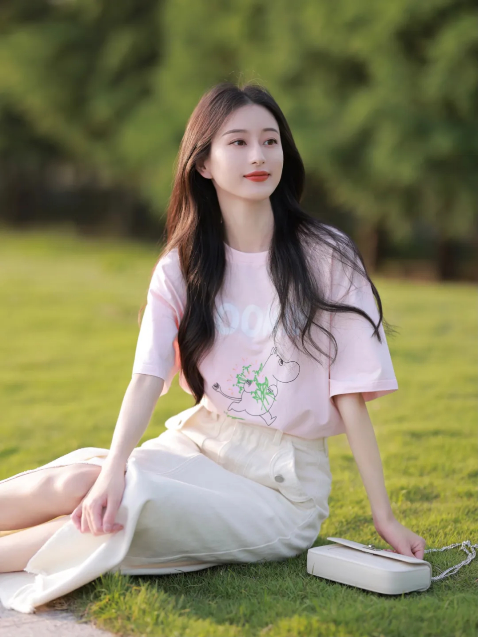 粉色的短袖t恤上衣搭配上半身裙,展现出少女感的活泼可爱的一面,让你