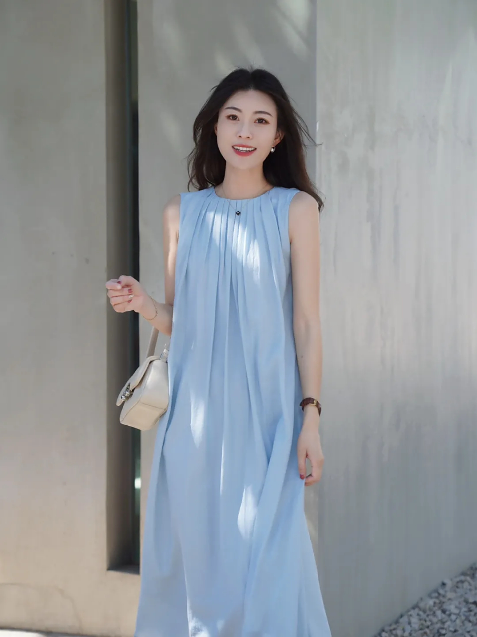 夏天可以穿一件浅蓝色的无袖连衣裙,这样的连衣裙属于宽松版型,对于