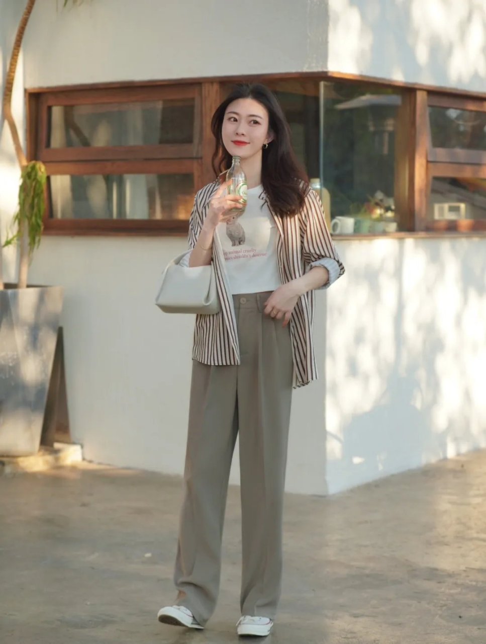 衬衫内搭印花图案短袖t恤搭配卡其色直筒西裤,简约干练,适合上班族