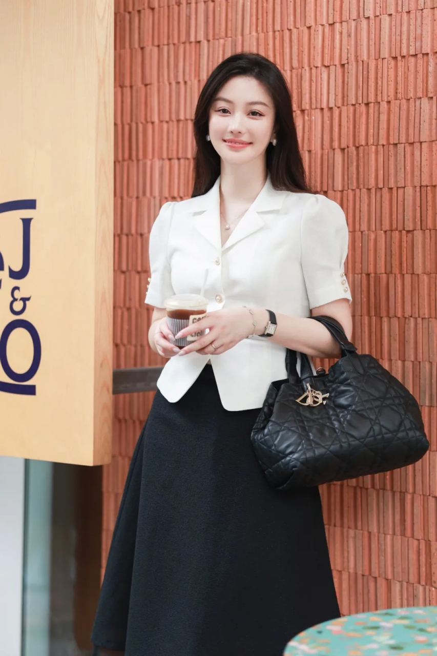78女生必备的白色西服搭配黑色半身裙!