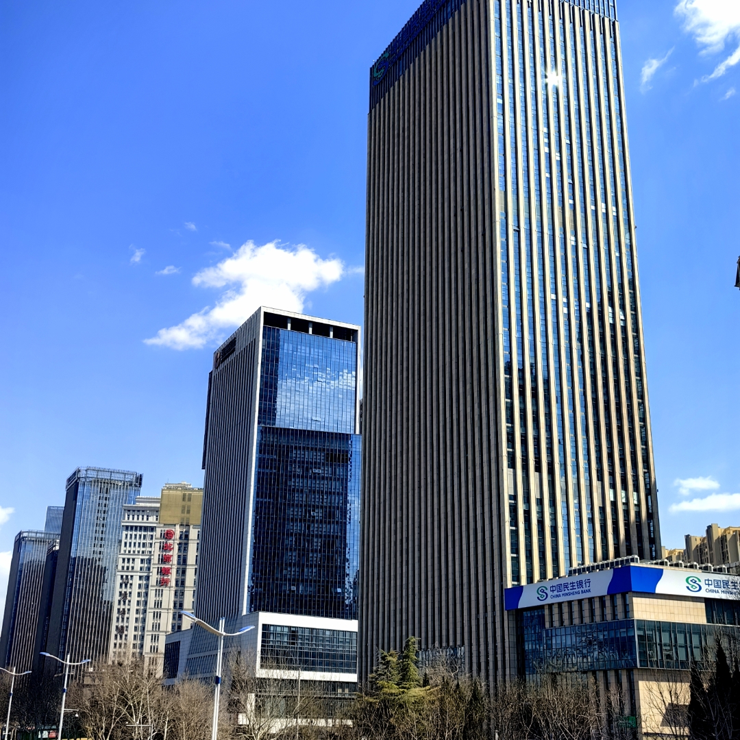 又遇济南经十路的蓝天白云,车辆鱼贯而行,高楼林立两旁,尽显城市风光