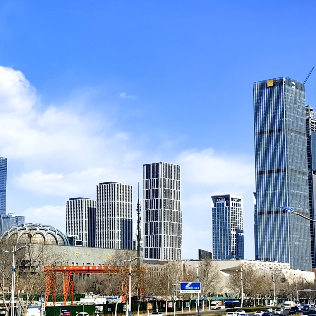 又遇济南经十路的蓝天白云,车辆鱼贯而行,高楼林立两旁,尽显城市风光