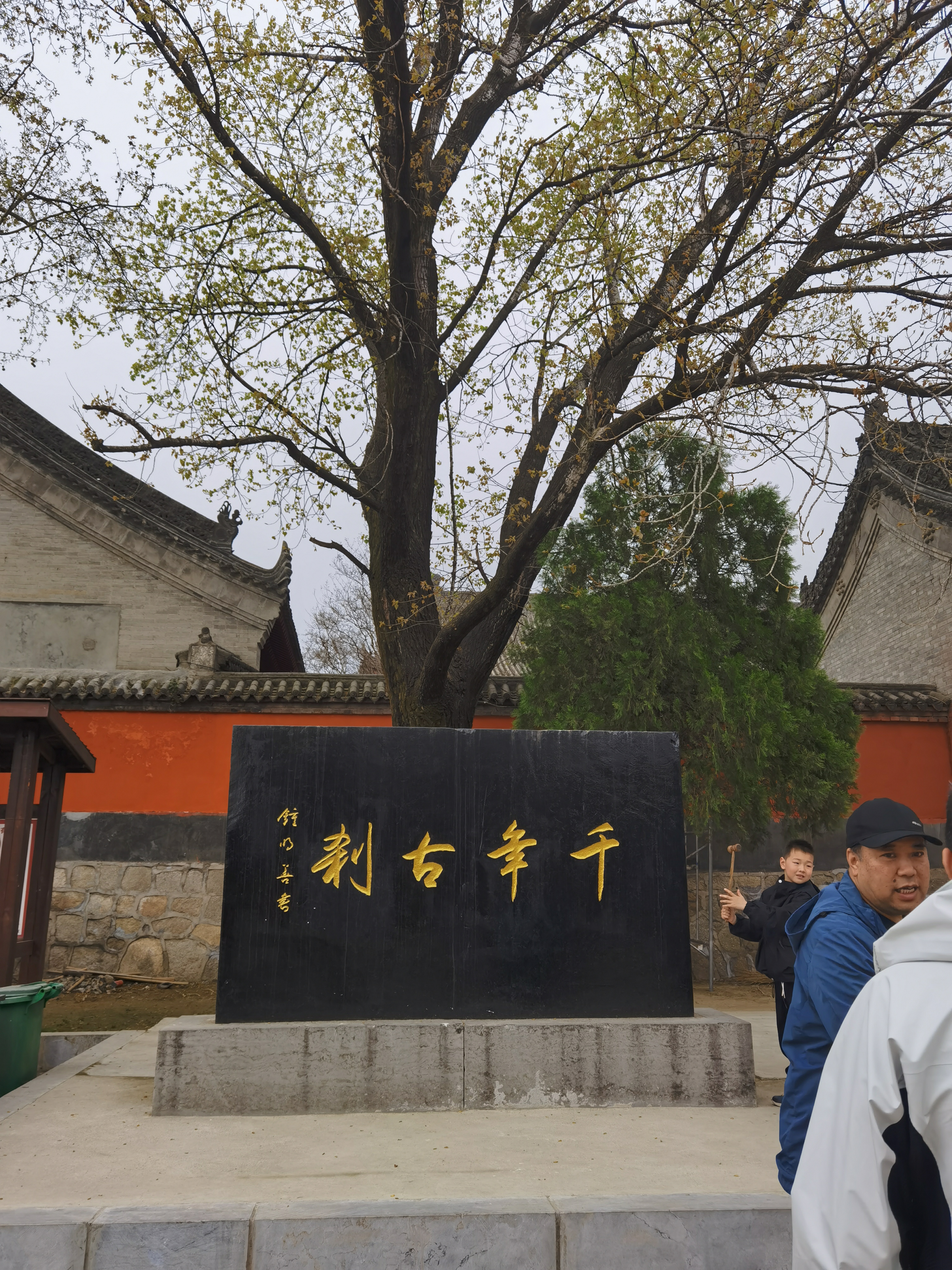 水陆庵,位于陕西省西安市蓝田县普化镇河湾口村,为六朝名刹