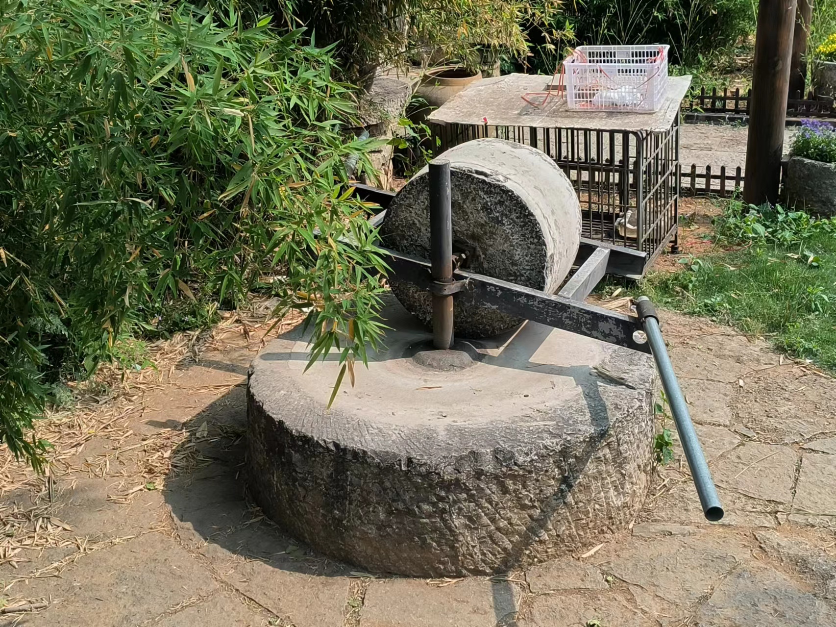 只能用人推撵和推石磨.吃点面可不容易了.