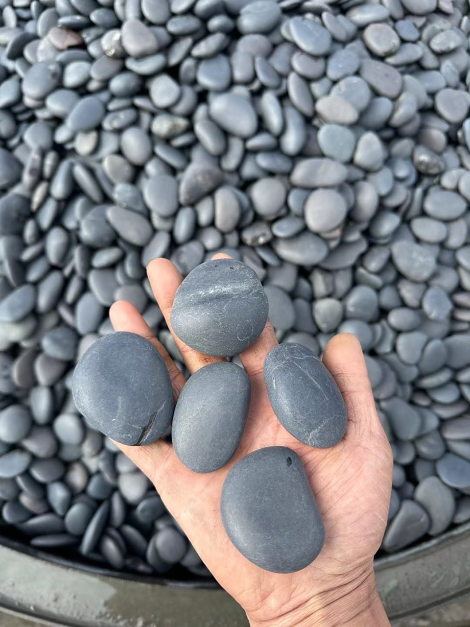 黑色砾石,黑色鹅卵石,天然卵石,公园庭院造景深灰色石子