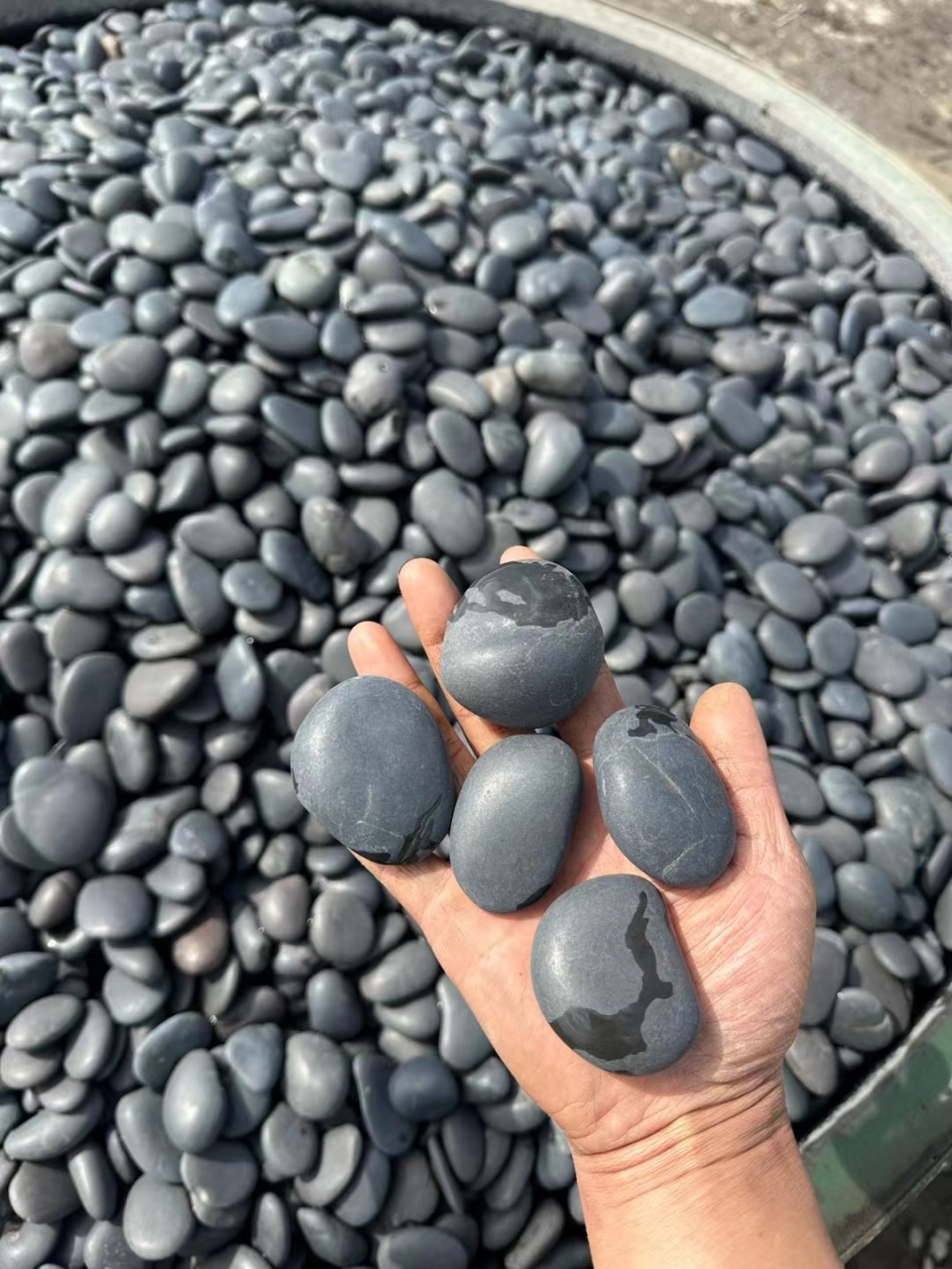 黑色砾石,黑色鹅卵石,天然卵石,公园庭院造景深灰色石子