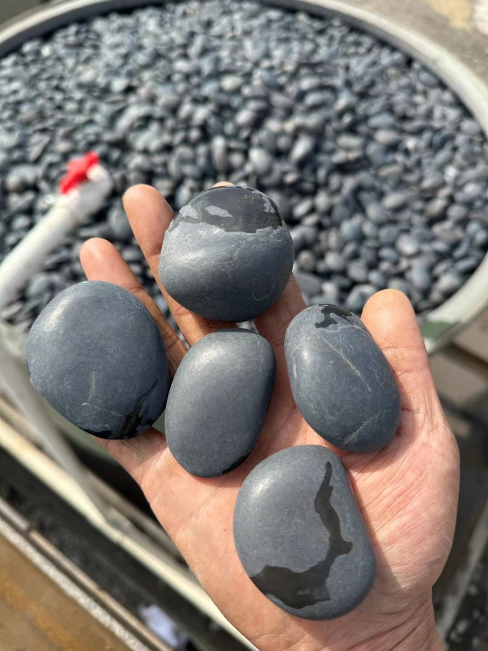 黑色砾石,黑色鹅卵石,天然卵石,公园庭院造景深灰色石子