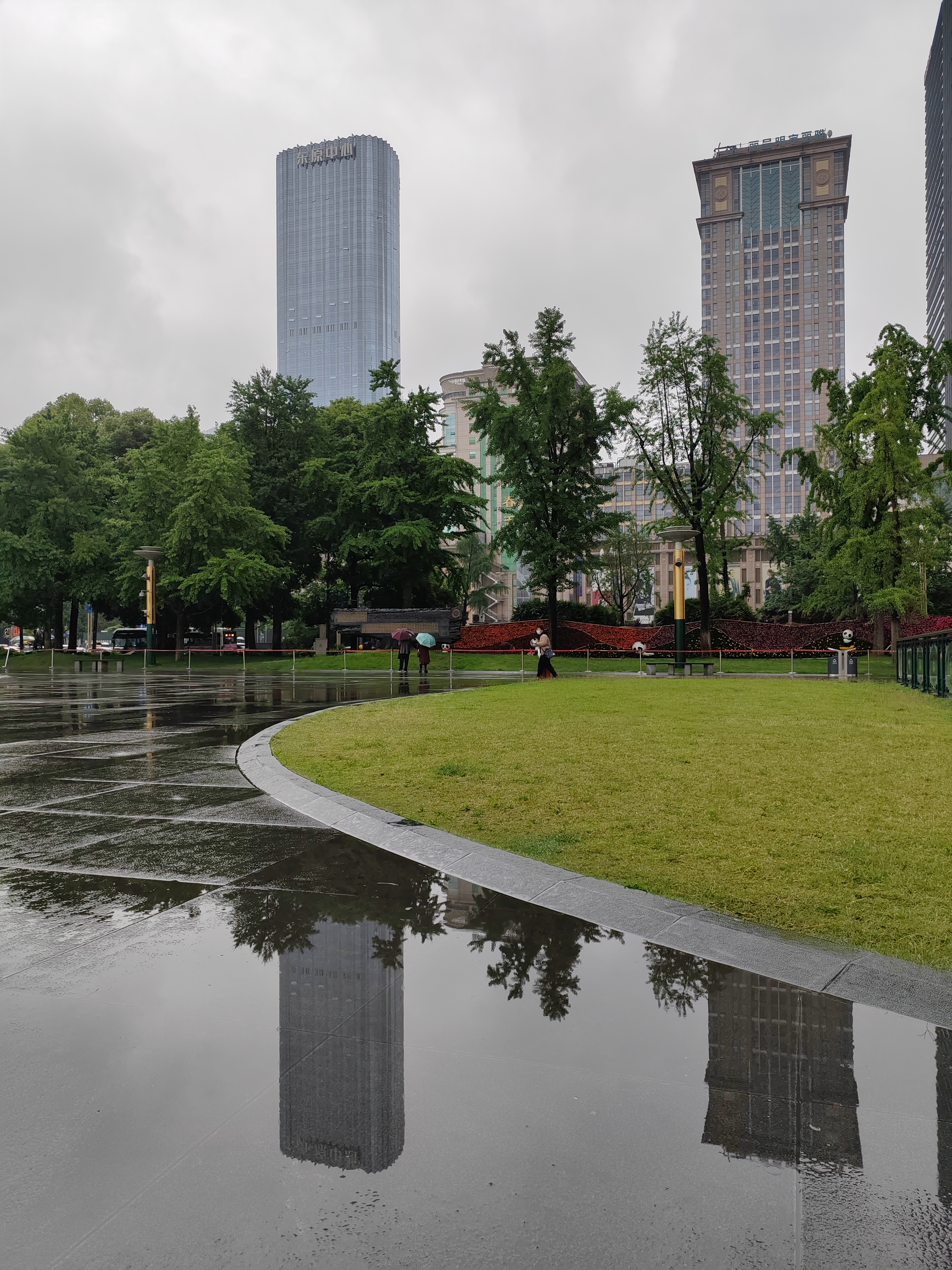 成都市天府广场雨中即景