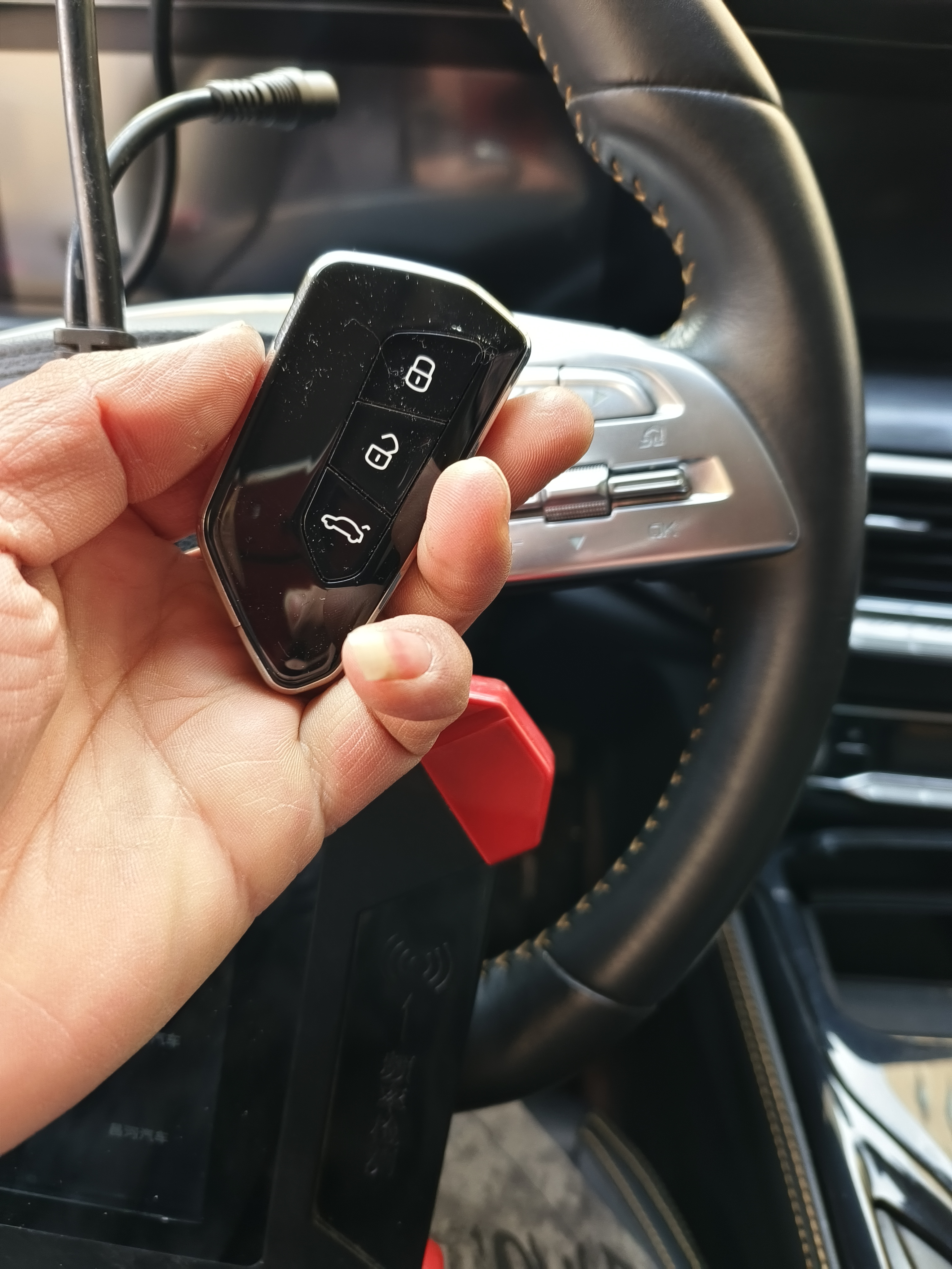 不用愁,我们来帮忙 当客户面临汽车钥匙丢失的困境时,他们的心中往往