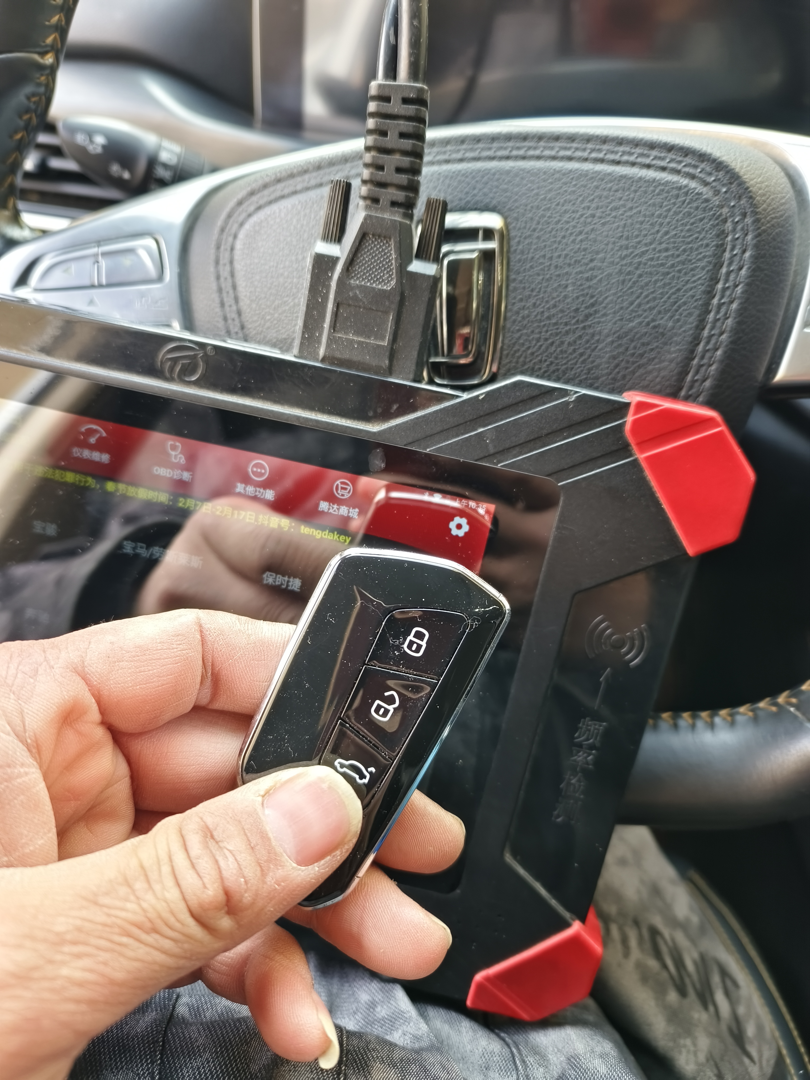 不用愁,我们来帮忙 当客户面临汽车钥匙丢失的困境时,他们的心中往往