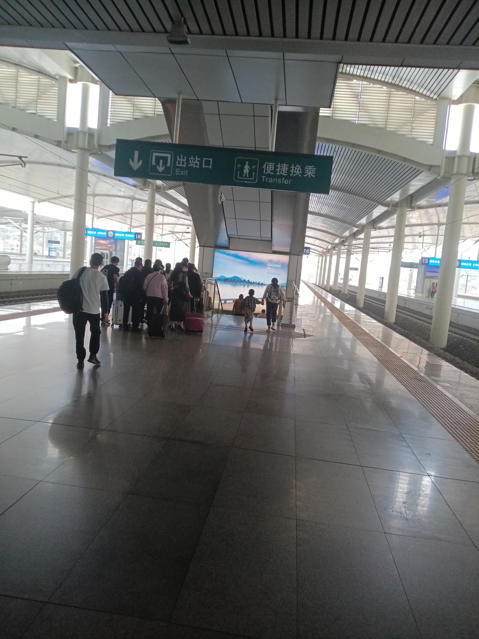 我乘高铁去给很多地方,但是便捷换乘这方面,徐州东站是最不便捷的.