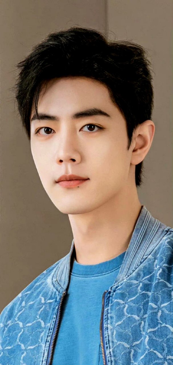 肖战# 这两张近照太令人心动了,肖战看起来好显小呀