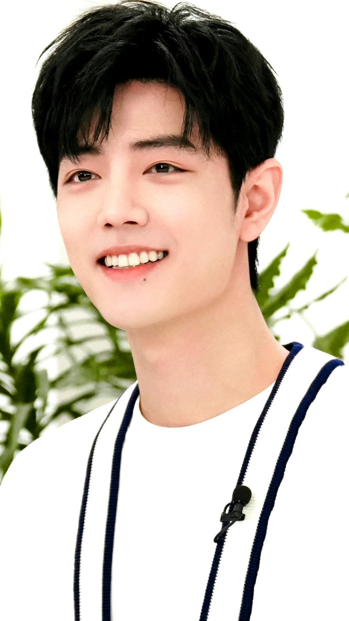 肖战# 这两张近照太令人心动了,肖战看起来好显小呀