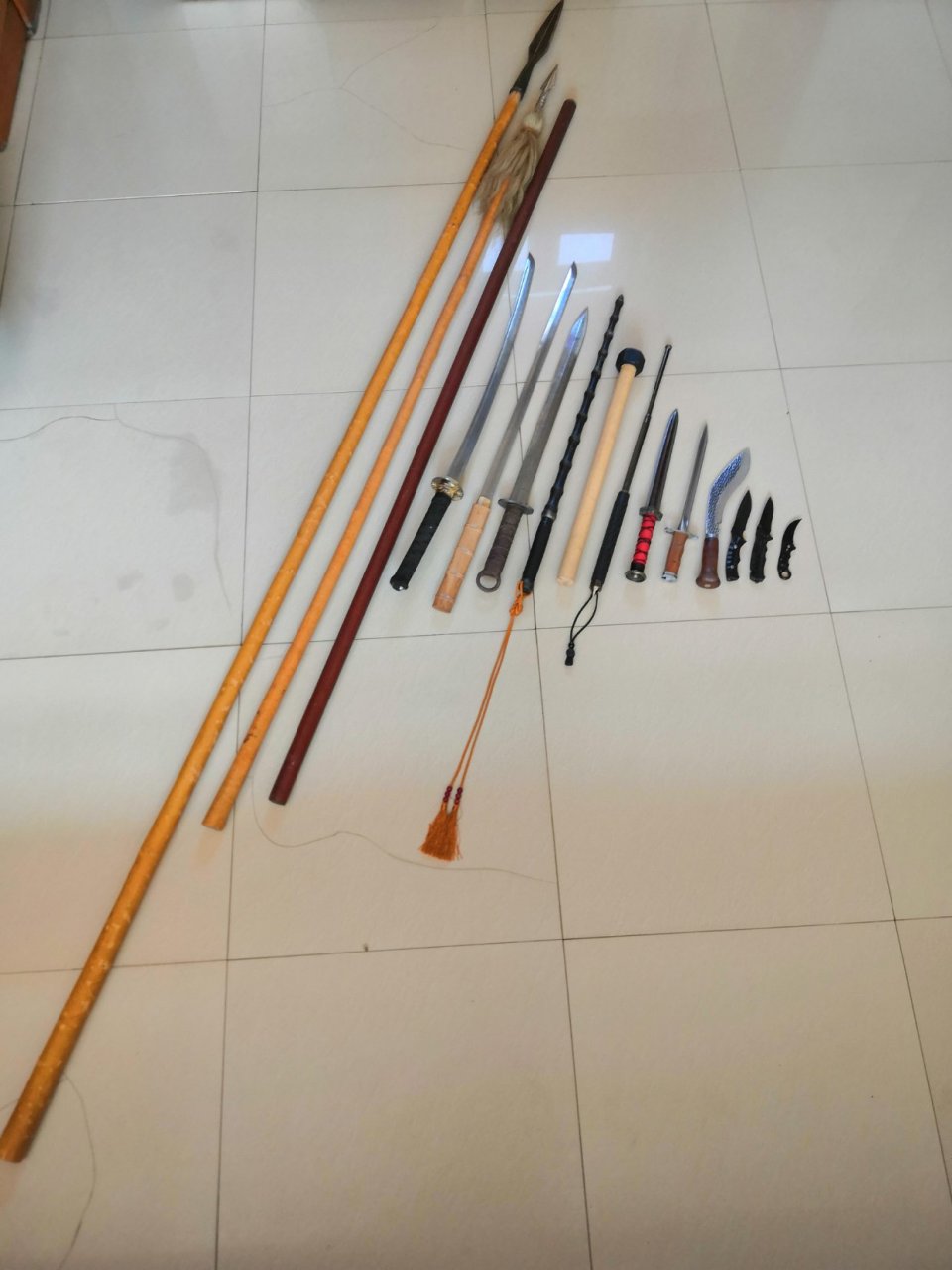 疫情期间闲来无事自制了一条积竹木柲的复合枪杆(中间那条黑色的),但