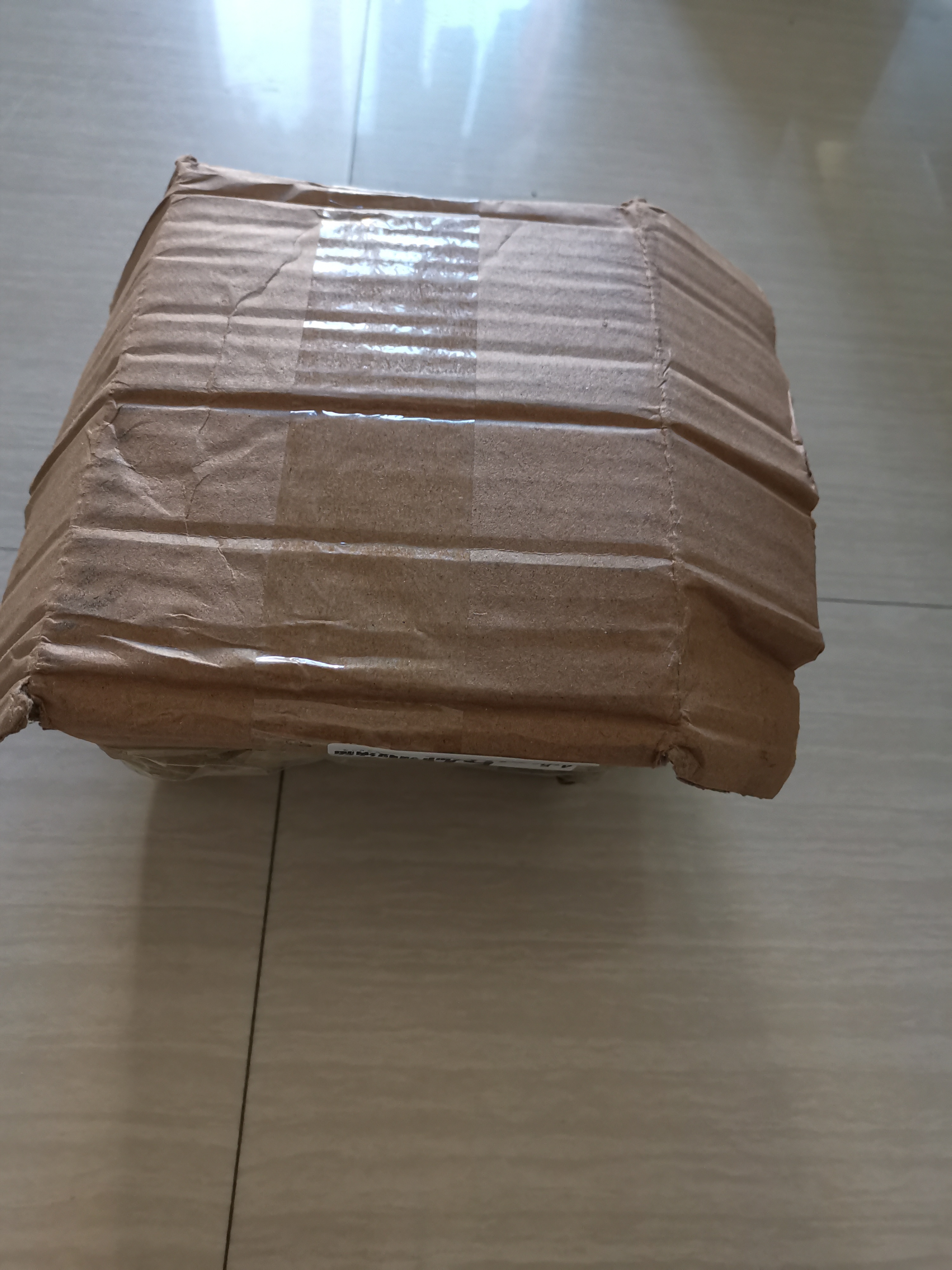 很多次,收到快递的时候,外包装都破损了,要不是被扣了个洞,就是划开了