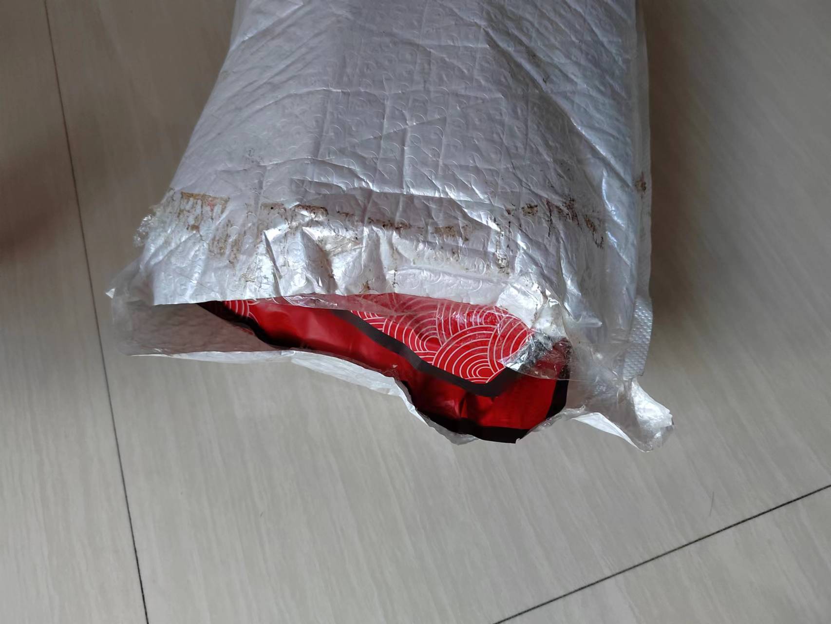 很多次,收到快递的时候,外包装都破损了,要不是被扣了个洞,就是划开了