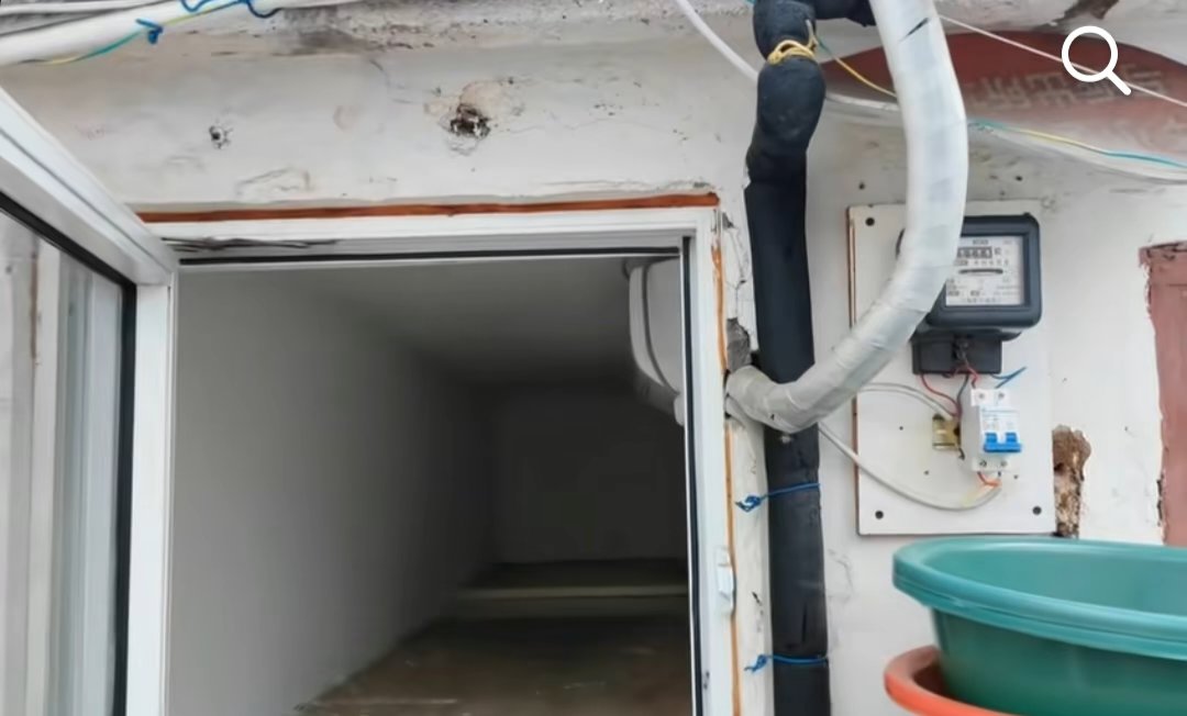 我天哪,真的好震惊上海1500一个月的"棺材房",上个人竟然住了七年,真