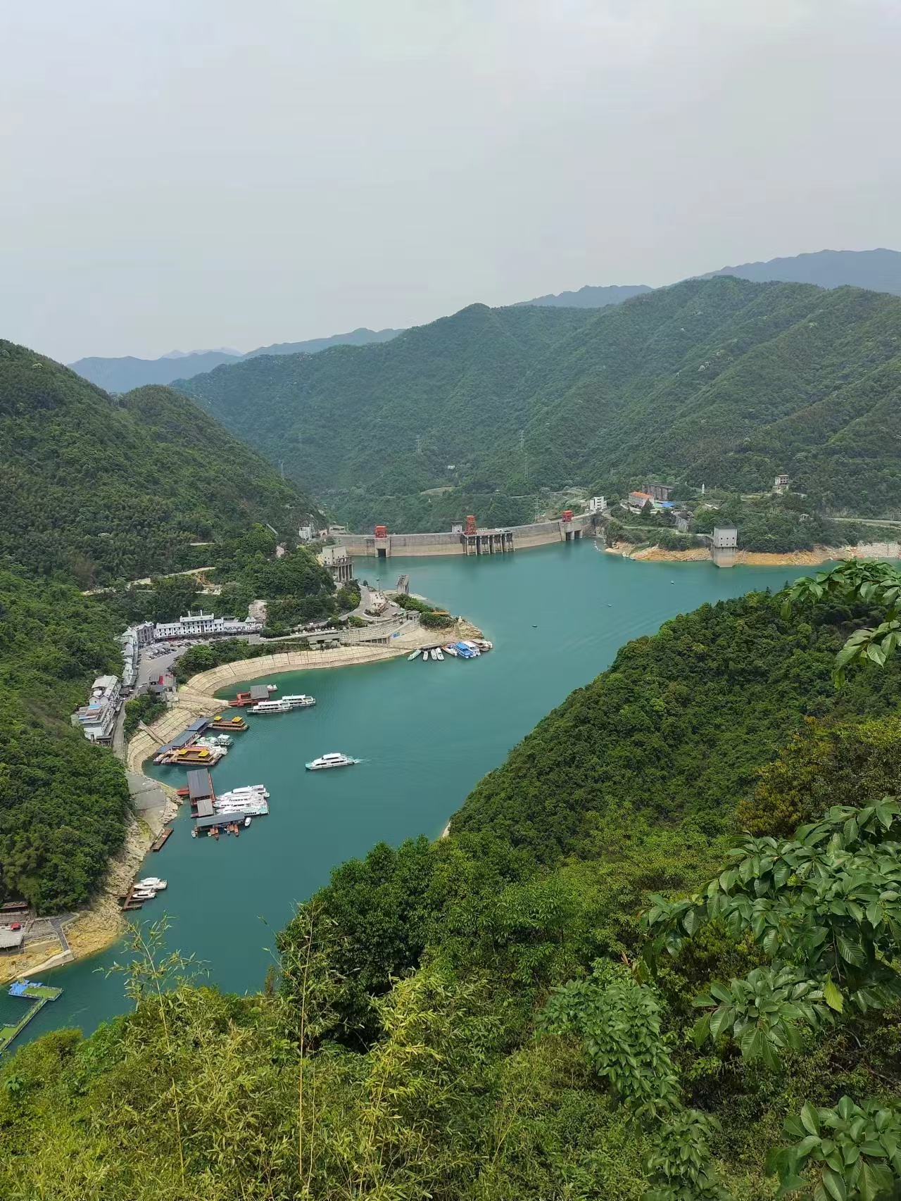 去与命运抗争;去努力克服困难,迎难而上