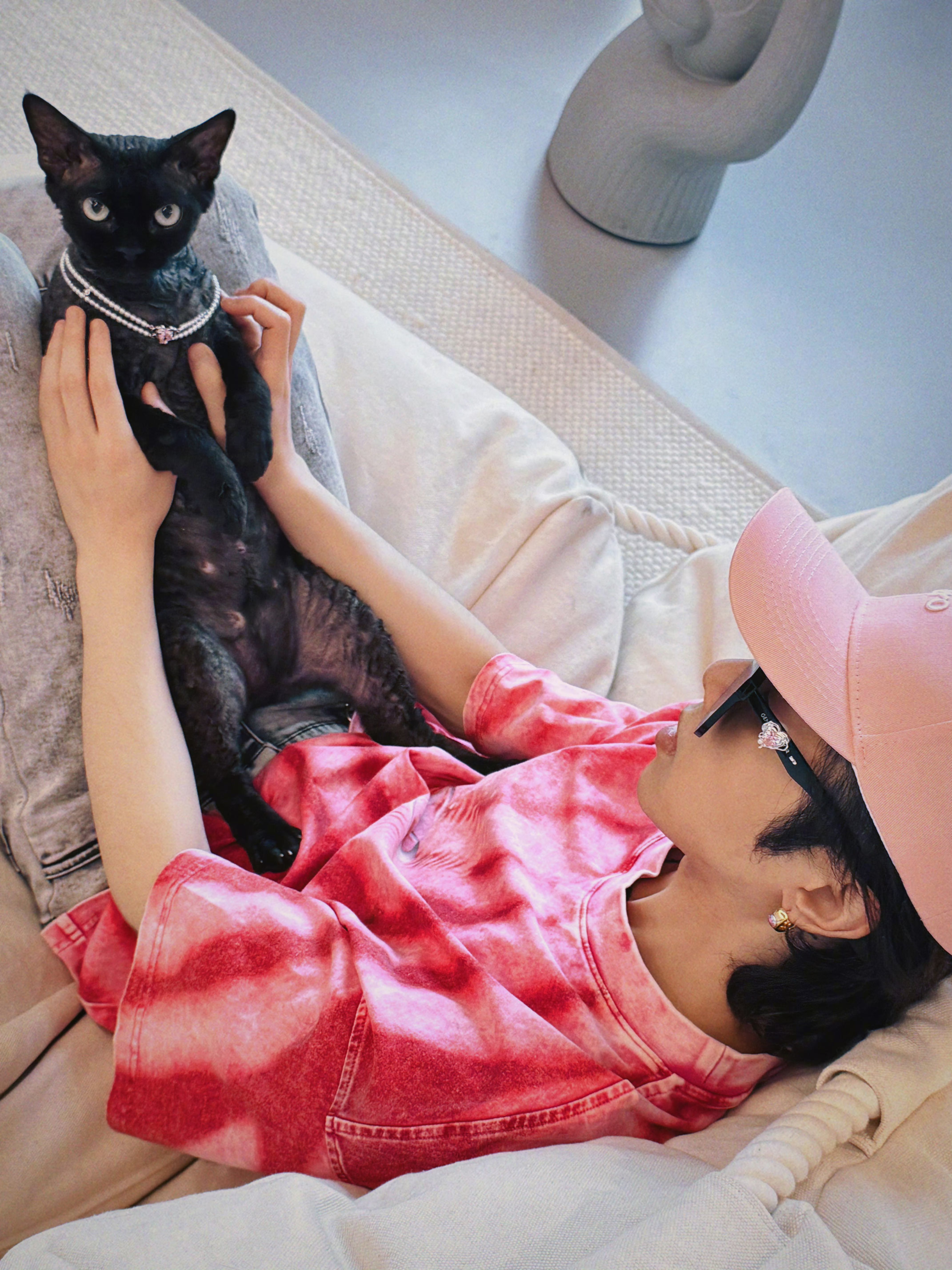 萌宠# #华晨宇的猫宠物和人互动图片华晨宇 脚丫华晨宇撸猫照片