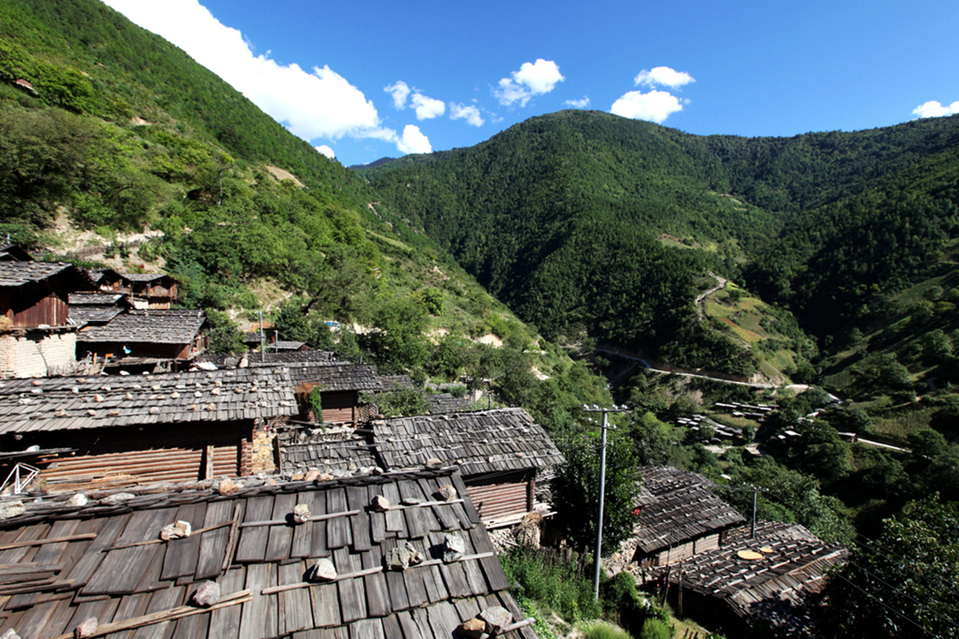 当你走进云南维西大峡谷,仿佛进入了一个神奇的世界.